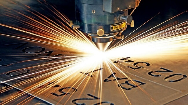Chùm tia lửa điện phát ra khi thực hiện cắt laser
