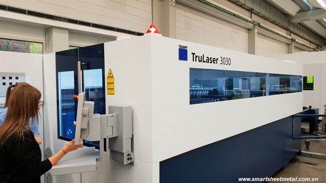 máy cắt laser CNC 3030 tại xưởng gia công kim loại tấm Smart Việt Nam