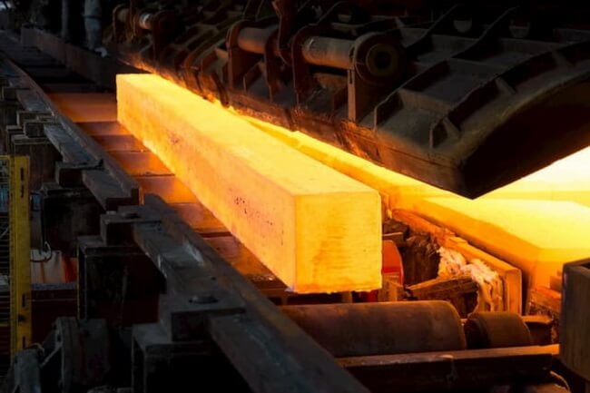 Kim loại nóng trong quá trình cán nóng 